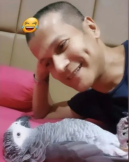 Potret Terbaru Adam Jordan yang Kini Tampil dengan Rambut Plontos, Santai di Rumah Bareng 'Kiko' Burung Peliharaan!