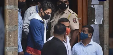 Potret Terbaru Aryan Khan Usai Ditahan Karena Kasus Narkoba, Mata Makin Sayu - Sidang Tak Ditemani SRK