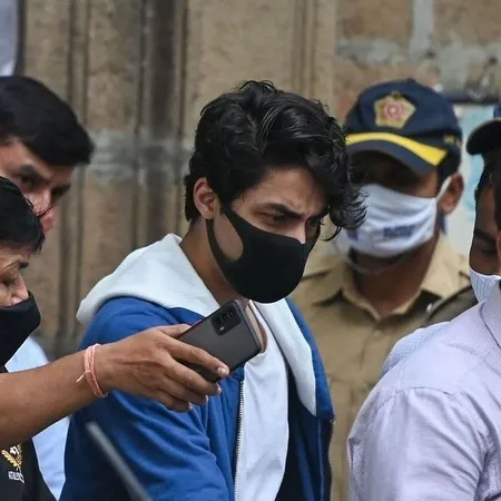 Potret Terbaru Aryan Khan Usai Ditahan Karena Kasus Narkoba, Mata Makin Sayu - Sidang Tak Ditemani SRK