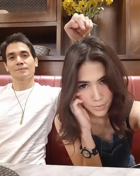 Potret Tyo Nugros dan Dee Adnan yang Makin Mesra, Betah Pacaran Tak Kunjung Nikah Meski Usia Sudah 50 Tahun