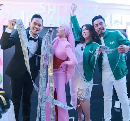 Potret Ultah Shandy Purnamasari Istri Juragan99, Undang Artis - Bagi Uang Belasan Ribu Dollar dan iPhone Terbaru