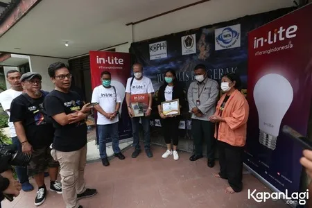 Tim relawan Jurnalis Jakarta Begerak Untuk Semeru, Sie Musik Film dan Lifestyle PWI Jaya serta dari KOPHI pada selasa (21/12) menyampaikan donasi di beberapa tempat, di antaranya di BPBD Lumajang, Posko Perwira dan Posko Kantor Desa Jarit Candipuro.