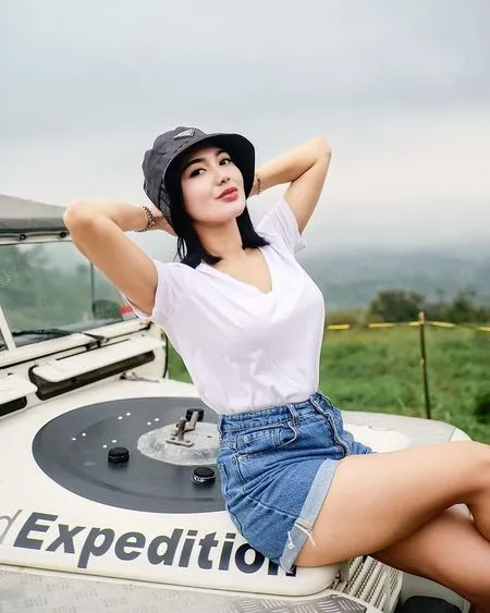 Potret Wika Salim yang Punya Pinggang Ramping Bak Barbie, Dandanan Ala Penjual yang Hot Bikin Salah Fokus
