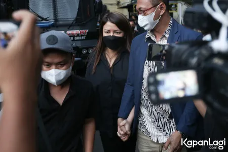 Potret Wina Natalia Jenguk Anji di Tahanan, Pakai Baju Serba Hitam dan Berusaha Tegar