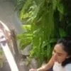 7 Potret Yuni Shara Beli Kue Putu Keliling, Nungguin Sambil Ikutan Jongkok Bareng Penjualnya