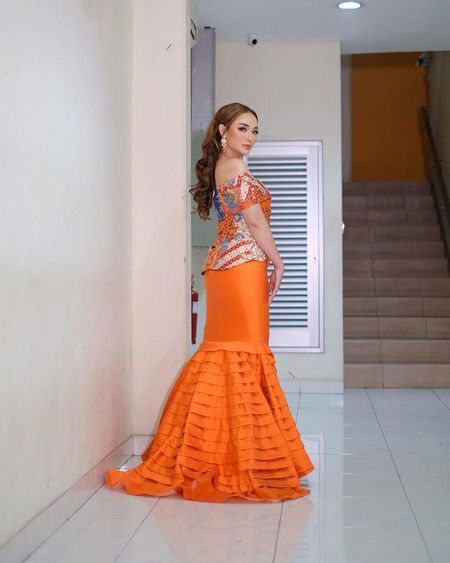 Potret Zaskia Gotik Tampil Cantik dengan Gaun Orange, Disebut Mirip Bidadari Tak Bersayap