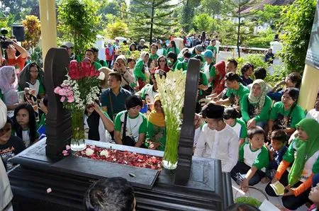Potret Ziarah 20 Tahun Para Fans Ke Makam Nike Ardilla Kapanlagi Com