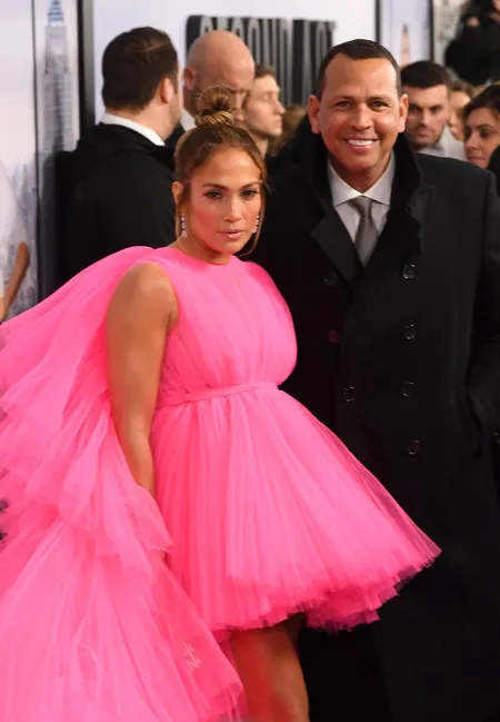 Premier 'SECOND ACT' Jennifer Lopez - Vanessa Hudgens Bersinar