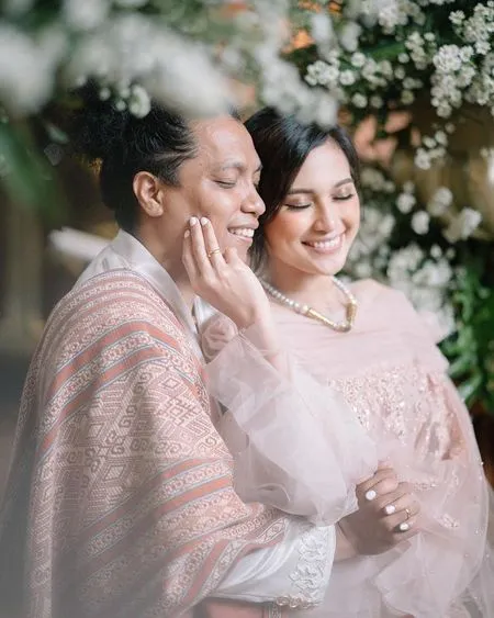 Pretty in Pink! Ini Deretan Foto Indah Permatasari yang Begitu Glowing dan Bahagia Dalam Balutan Busana Pengantin