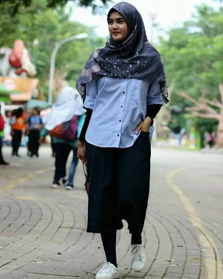 Putuskan Berhijab, Begini Potret Cantik Istri Rifky Balweel