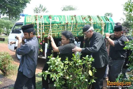 Pemakaman Almarhum Hendra Cipta Di Pemakaman Tanah Kusir Kapanlagi Com