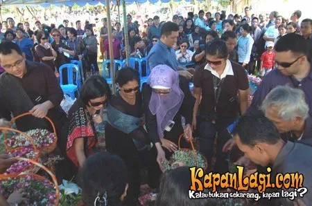 Pemakaman Ayah Lulu Tobing Kapanlagi Com