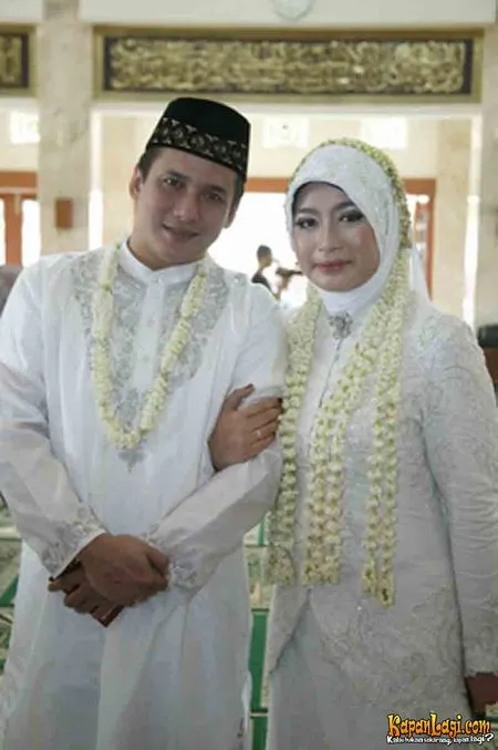 Pernikahan Tya Subiakto Candy Satrio Di Masjid Puri Cinere Kapanlagi Com