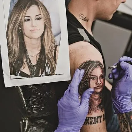 Pria Umur 41 Tahun Ini Fans Miley Cyrus Paling Obsesif Kapanlagi Com