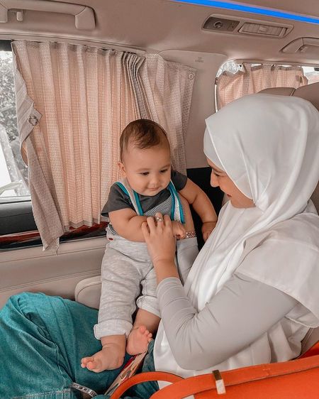 Ramai Disorot, 8 Potret Zaskia Sungkar Perdana Bawa Baby Ukkasya Terbang ke Luar Negeri - Tegaskan Bayi Sudah Boleh Travelling