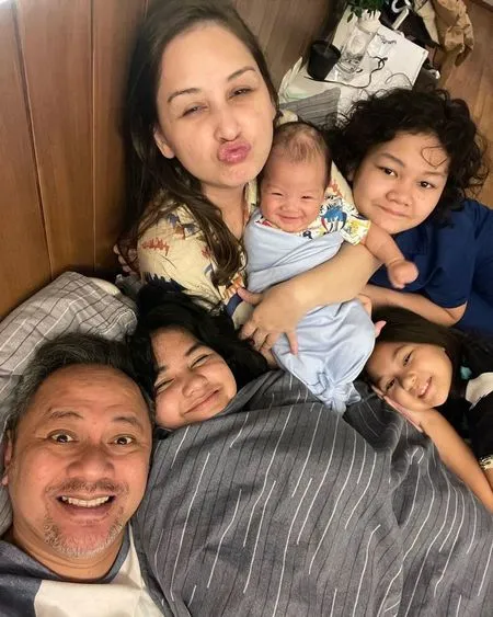 Rambutnya Dicukur Habis, 7 Potret Baby Balint Keponakan Mona Ratuliu yang Makin Ganteng Berwajah Bule