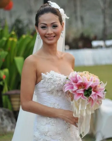 Rayakan Anniversary, Intip 7 Potret Pernikahan Indah Kalalo 10 Tahun Lalu - Cantik Pakai Gaun Putih Didampingi Sang Bunda