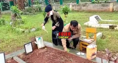 Rayakan Anniversary Mendiang Anaknya, Intip Potret Haji Faisal Bersama Istri Ziarah Makam Vanessa Angel dan Bibi Andriansyah - Tak Kuasa Menahan Tangis