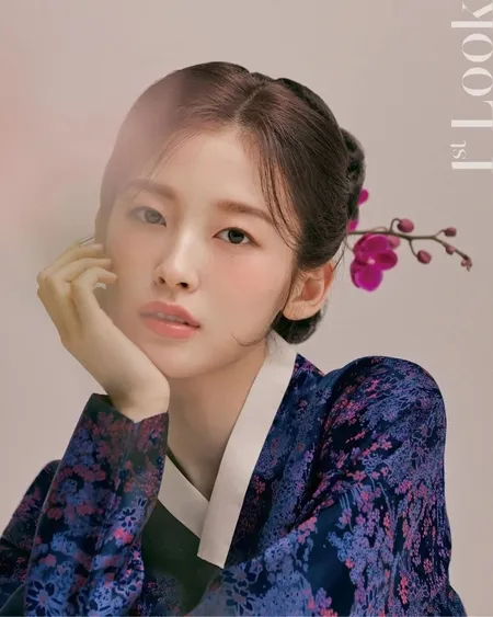 Recreate Foto-Foto Legendaris Suzy, 9 Potret Cantik Arin Oh My Girl Pakai Hanbok Saat Jadi Model Majalah 1st Look