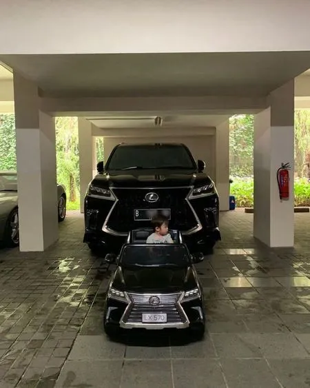Replika Mobil Mewah, 6 Mobil-Mobilan Anak Selebriti Ini Harganya Cukup Menguras Kantong!