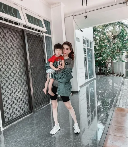 Resmi Digugat Cerai Vincent Raditya, Potret Novita Condro Momong Dua Anak Bikin Haru