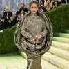Rihanna Tampil Dramatis di Met Gala 2026, ASAP Rocky dengan Suit Pink