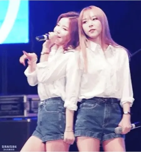 Rok Tertiup Angin - Jaket Melorot, Ini 9 Potret Idol K-Pop Cegah Rekan Satu Grup Kena Wardrobe Malfunction