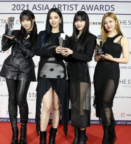 Sabet 3 Penghargaan, 10 Potret Aespa dalam Acara Asia Artist Awards 2021 - Glamour Dengan Busana Hitam!