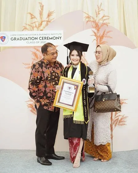 Sabet Gelar Sarjana, 9 Potret Prilly Latuconsina Lulus Kuliah dan Jadi Wisudawan Terbaik - Dapat Beasiswa S2 Senilai Puluhan Juta