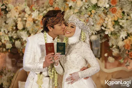 Sah! Potret Bahagia Rizky Billar dan Lesti Pamer Buku Nikah, Berpelukan Erat - Billar Beri Kecupan Manis di Pipi Sang Istri