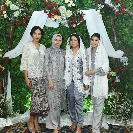 Saling Dukung Satu Sama Lain, Ini 7 Potret Artis Transgender Bersama Saudara yang Super Kompak