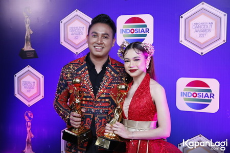 Saling Lempar Pujian, Ini 8 Potret Kompak Rara & Gunawan di Indonesian Dangdut Awards 2021 - Bawa Pulang Piala