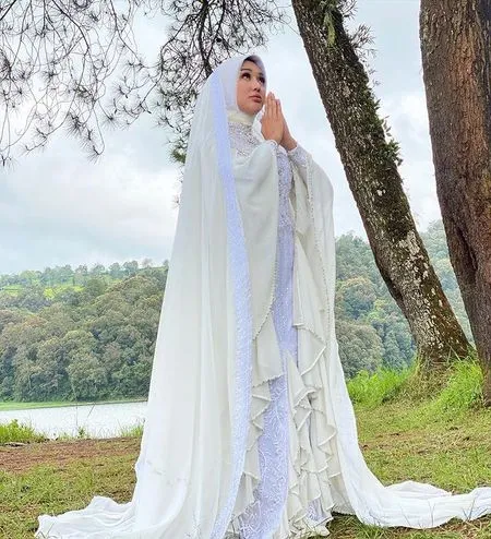 Sambut Bulan Ramadan, 9 Potret Seleb Dari Aurel Hermansyah - Awkarin Tampil Lebih Tertutup Pakai Hijab