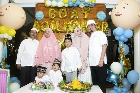Sang Ibu Meninggal Dunia, Intip 8 Potret Kebersamaan Ustadz Solmed dan Ibunya yang Tinggal Kenangan - Setia Menemani Saat Sakit