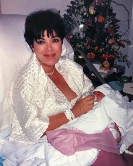 Sang Ibu Ultah Ke-63, Para Anak Kris Jenner Bagikan Foto Jadul