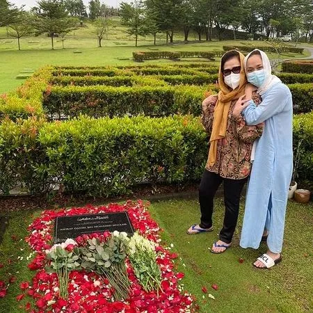 Satu Tahun Kepergian Ashraf Sinclair, Intip 10 Potret Tegar BCL Rutin Ziarah ke Makam dan Ajak Noah
