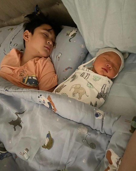 Sayang Banget dengan Sang Adik, Intip 8 Potret Rafathar Tidur Bareng Sampai Gendong Baby Rayyanza - Nagita Slavina Bakal Jadi Rebutan 3R