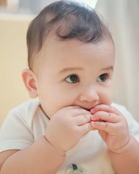 Sebentar Lagi Berusia 8 Bulan, Intip 7 Potret Baby Ukkasya Anak Zaskia Sungkar & Irwansyah yang Makin Gemoy - Pipi Tembem dan Perut Gembul Bikin Pengin Gigit