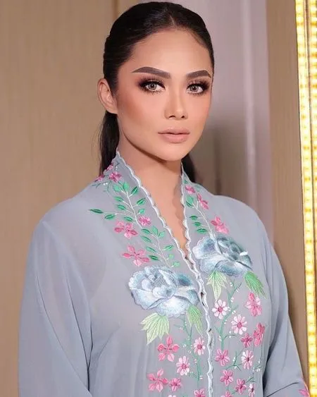 Sebentar Lagi Jadi Nenek, Intip 9 Potret Detail Penampilan Cantik Krisdayanti di Tedak Siten Keponakan - Anggun Pakai Kebaya