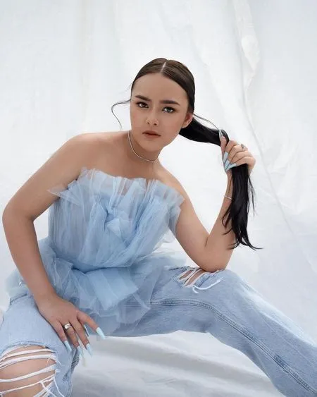 Sedang Jadi Sorotan Karena Pose Hot dengan Arya Saloka, Ini 7 Potret Photoshoot Terbaru Amanda Manopo - Swag Abis dengan Ripped Jeans