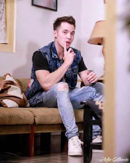 Sederet Foto Candid Stefan William Saat Sedang Bengong dan Belum Siap Pose, Disebut Tetap Ganteng dengan Berbagai Macam Ekspresi