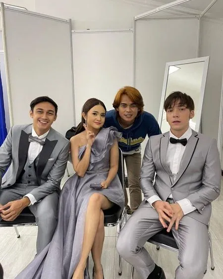 Sederet Foto Candid Stefan William Saat Sedang Bengong dan Belum Siap Pose, Disebut Tetap Ganteng dengan Berbagai Macam Ekspresi
