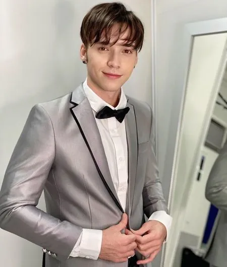 Sederet Foto Candid Stefan William Saat Sedang Bengong dan Belum Siap Pose, Disebut Tetap Ganteng dengan Berbagai Macam Ekspresi