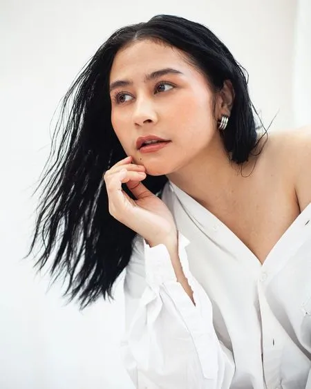 Sederet Foto Cantiknya Prilly Latuconsina Dalam Pemotretan Terbaru, Disebut Mirip Suzzanna Saat Masih Muda - Baju Terbuka Jadi Sorotan