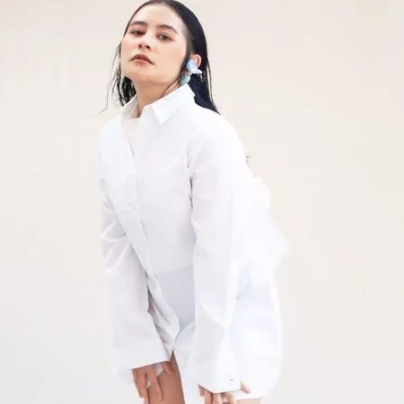Sederet Foto Cantiknya Prilly Latuconsina Dalam Pemotretan Terbaru, Disebut Mirip Suzzanna Saat Masih Muda - Baju Terbuka Jadi Sorotan