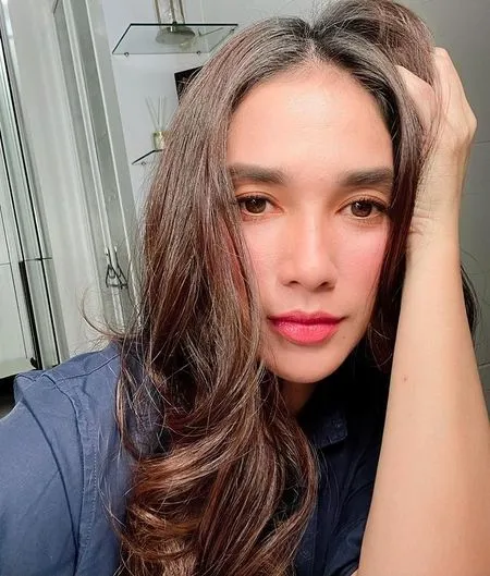 Sederet Foto Selfie Cantik Ussy Sulistiawaty, Pamer Pesona Kulit Wajah Mulus dan Sehat Tanpa Kerutan di Usia 40 Tahun!