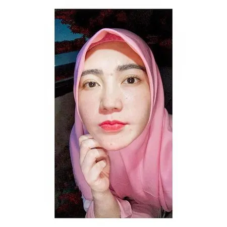 Sederet Foto Selfie Via Vallen Pakai Hijab, Pamer Pesona Cantik dan Pancarkan Wajah yang Begitu Glowing!