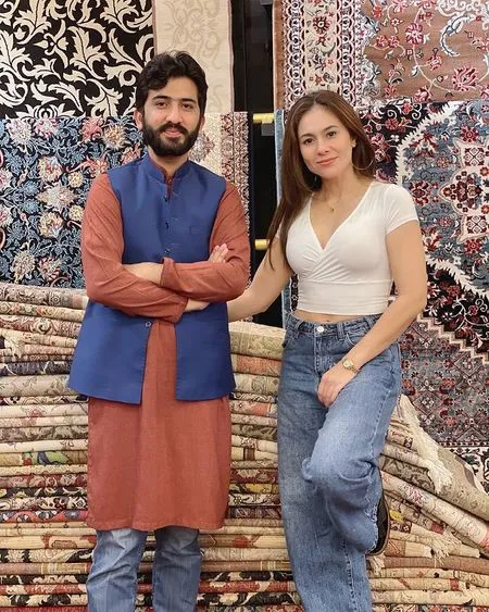 Sederet Foto Wulan Guritno di Toko Karpet Pakai Baju Kasual Tampil Bak ABG, Pesonanya Bikin Salah Fokus!