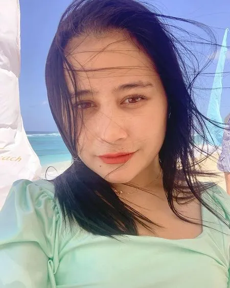 Sederet Potret Cantik Prilly Latuconsina Liburan di Bali, Rambut Basah Pamer Visual Bak Putri Duyung di Pantai