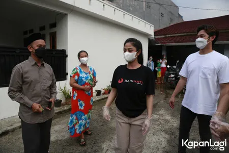 Sederet Potret Dewi Perssik dan Lucinta Luna Bagikan Daging Hewan Kurban Door To Door, Warga Sambut dengan Antusias